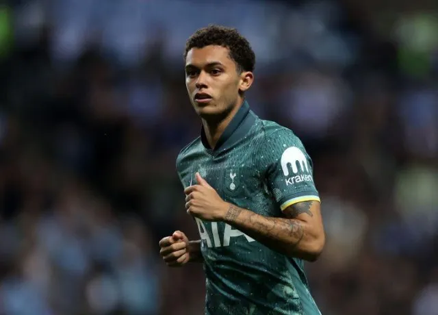 Brennan Johnson nổi bật với tốc độ và kỹ thuật đi bóng